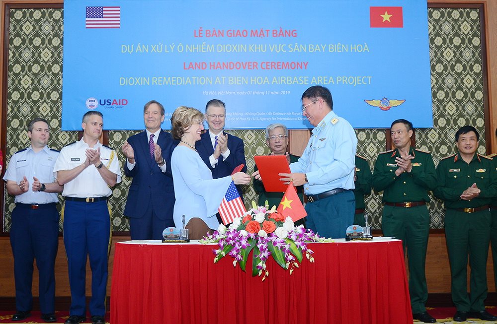 Bàn giao mặt bằng xử lý ô nhiễm dioxin tại sân bay Biên Hòa